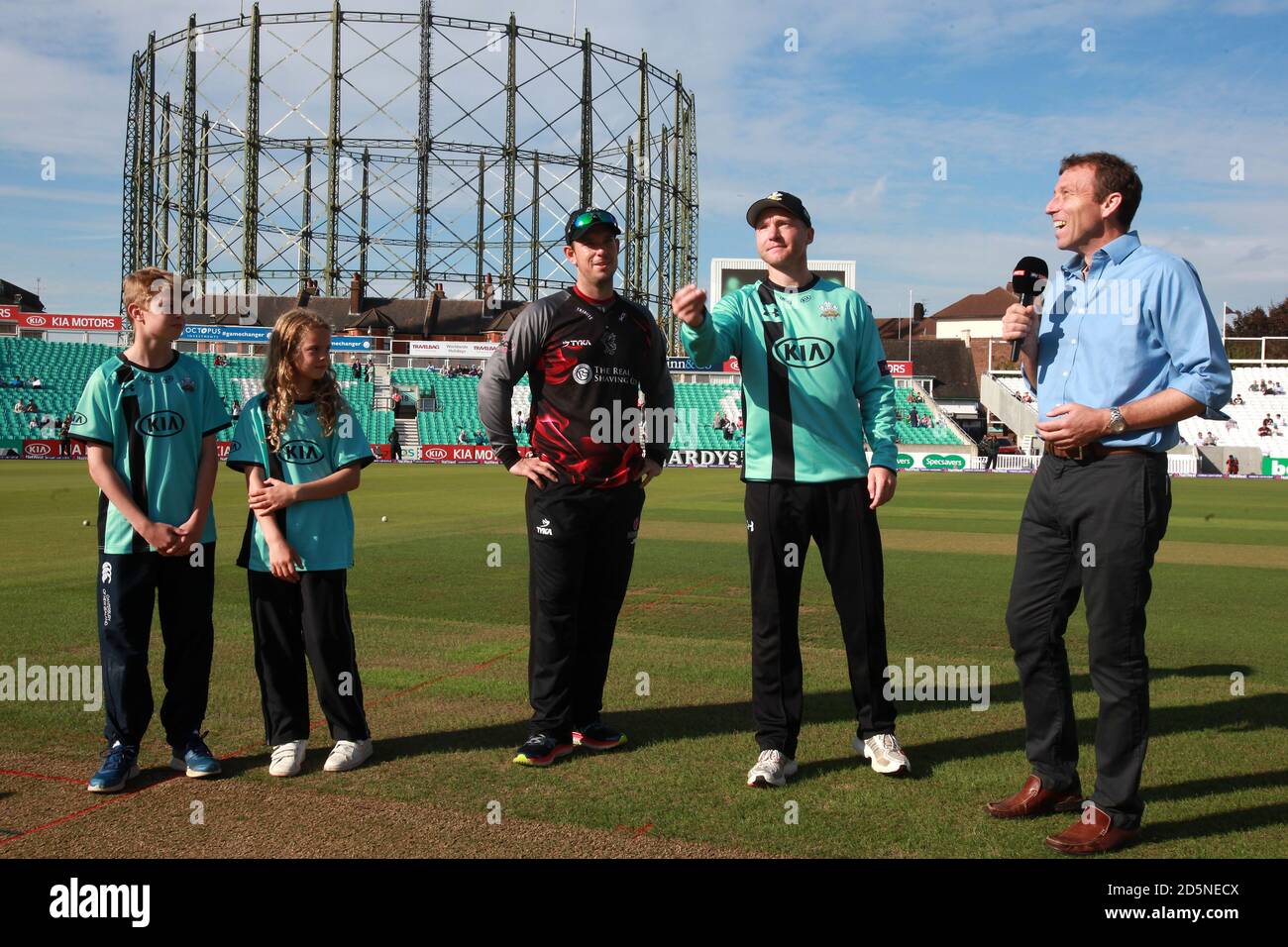 L-R : les mascottes du jour du match se disputées avec le capitaine du Somerset Jim Allenby, le capitaine du Surrey Gareth Batty et le présentateur de Sky Sports Michael Atherton Banque D'Images