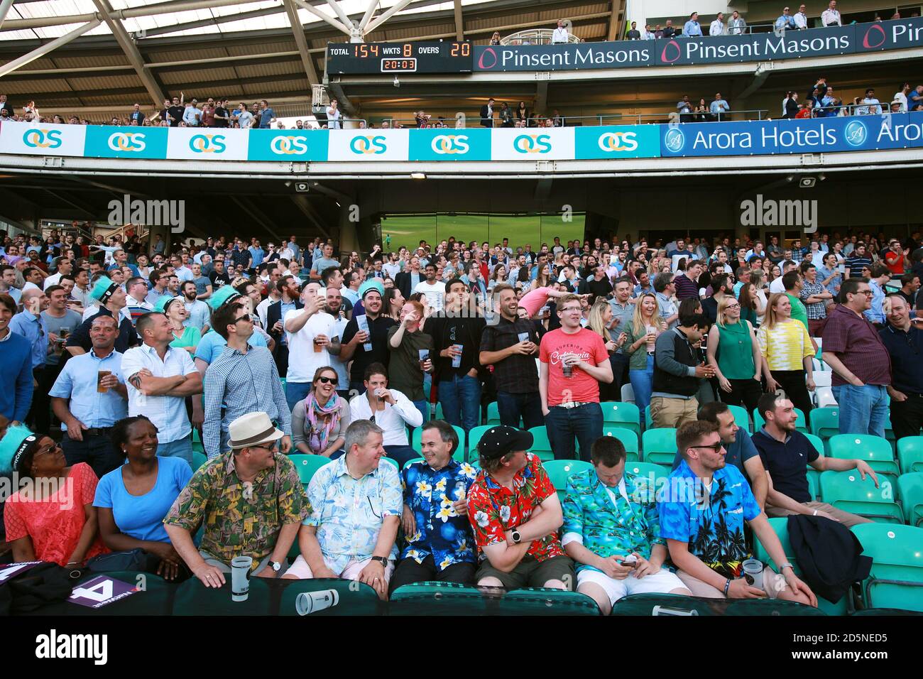 Les fans de Surrey regardent l'action au Kia Oval Banque D'Images