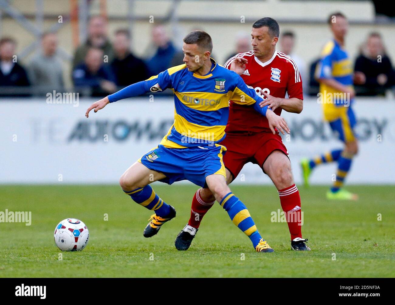 Lewis Hayden de Solihull Moors et la bataille Paul Caddis de Birmingham City pour le ballon Banque D'Images