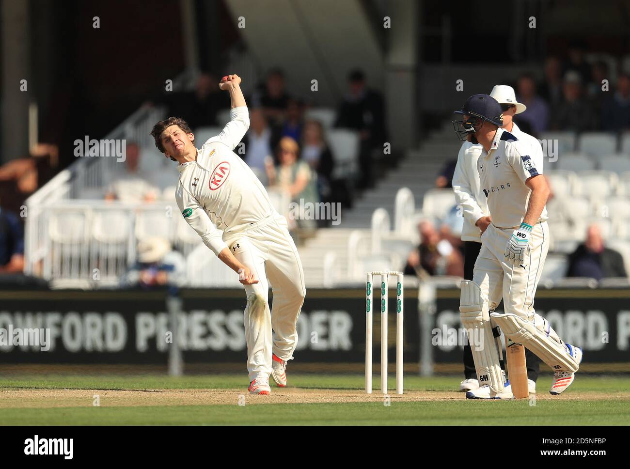 Le bowling Zafar Ansari de Surrey contre le Yorkshire. Banque D'Images