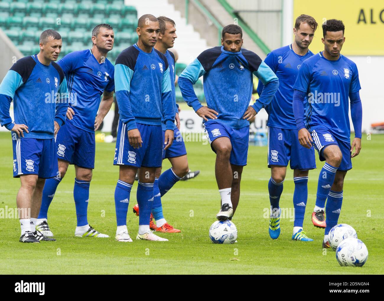 De gauche à droite : Paul Caddis, Paul Robinson, James Vaughan, Robert Tesche, David Davis, Andrew Shinnie et Josh Cogley à Birmingham pendant l'échauffement Banque D'Images