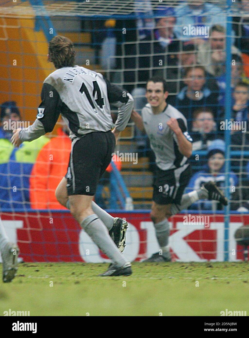 Leon Osman d'Everton se détourne pour célébrer son but avec Kevin Kilbane Banque D'Images