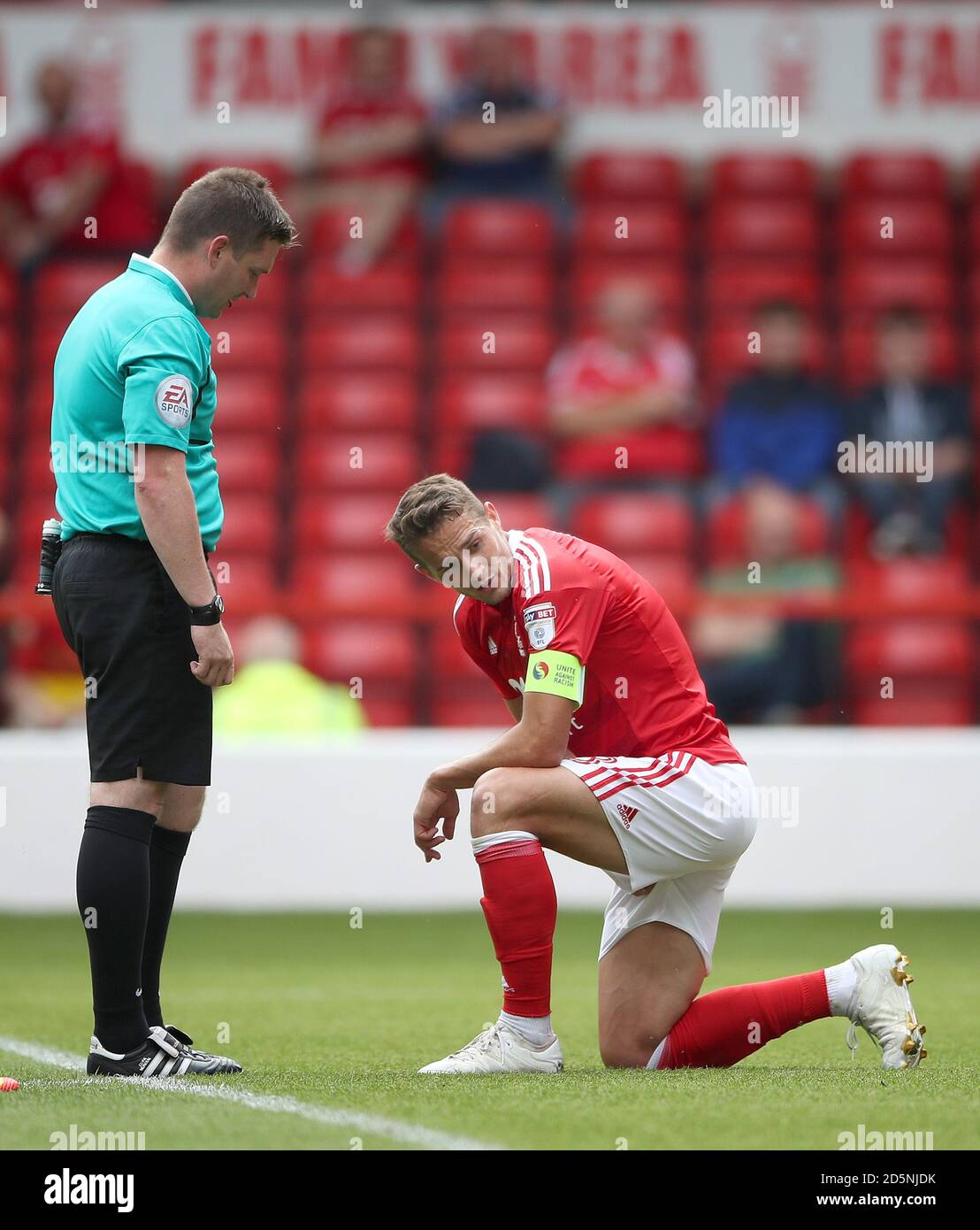 Le capitaine de la forêt de Nottingham, Chris Cohen, montre sa déjection comme lui parle avec l'arbitre pour expliquer qu'il a eu une blessure et doit quitter le pas pendant la première moitié Banque D'Images