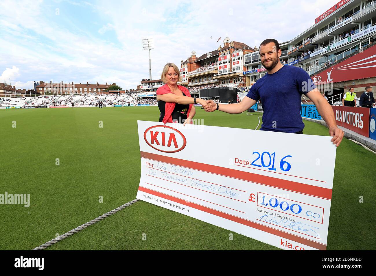 Un chèque géant Kia est présenté avant le match. Banque D'Images