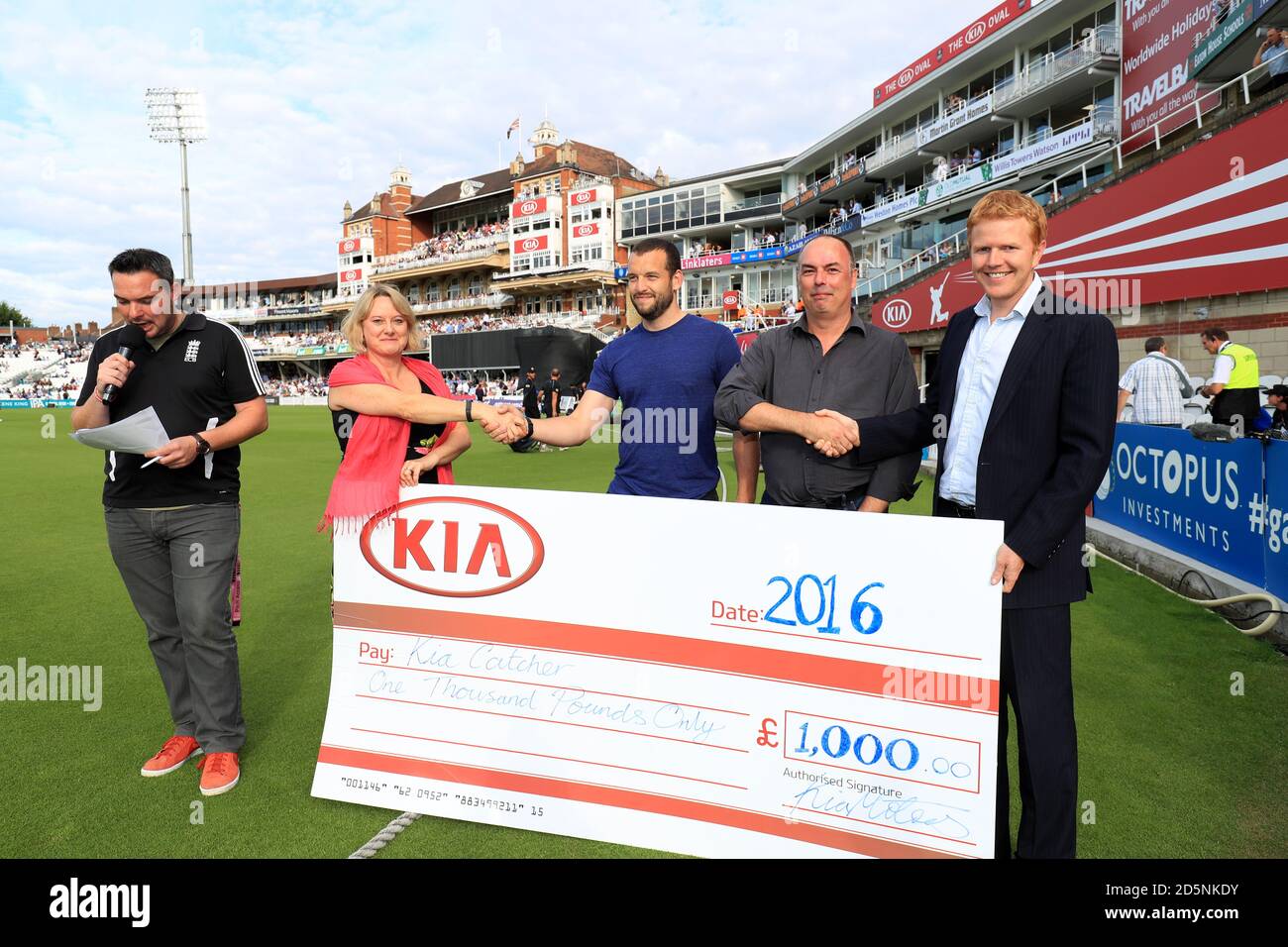 Un chèque géant Kia est présenté avant le match. Banque D'Images