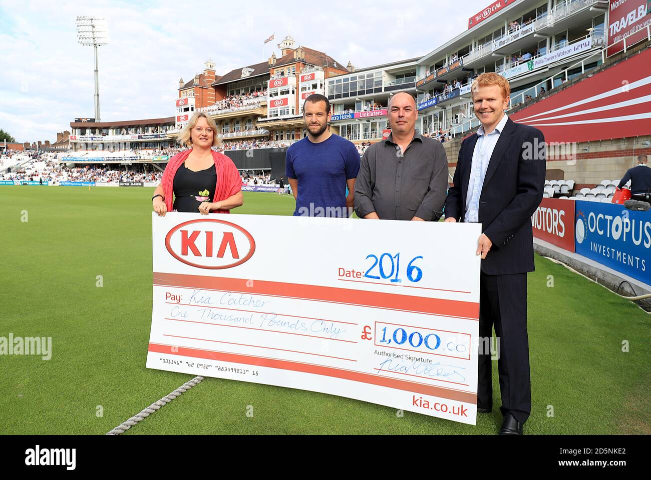 Un chèque géant Kia est présenté avant le match. Banque D'Images