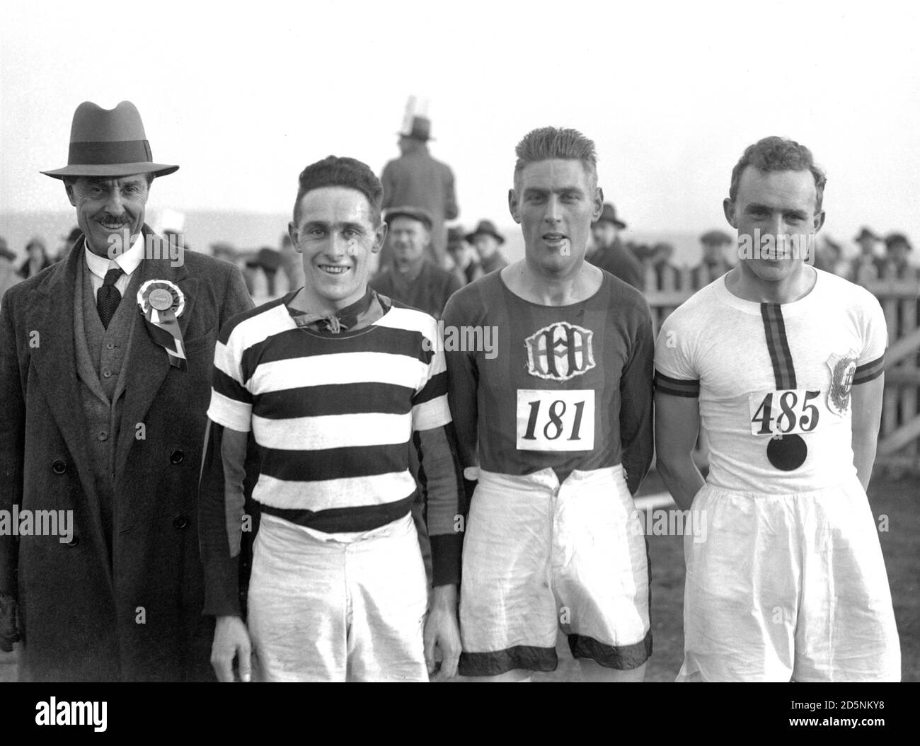 Les finalistes de la première, deuxième et troisième place de la course de championnat de cross-country de Ten Mile des comtés du Sud, qui a commencé à partir du stand-stand de l'hippodrome de Brighton, (L-R) S.A.Tomlin (gagnant), de Highgate Harriers, J.A. Broadley (deuxième), de Hampstead Harriers, et B.C.V. Oddie (troisième), de South London Harriers. Banque D'Images