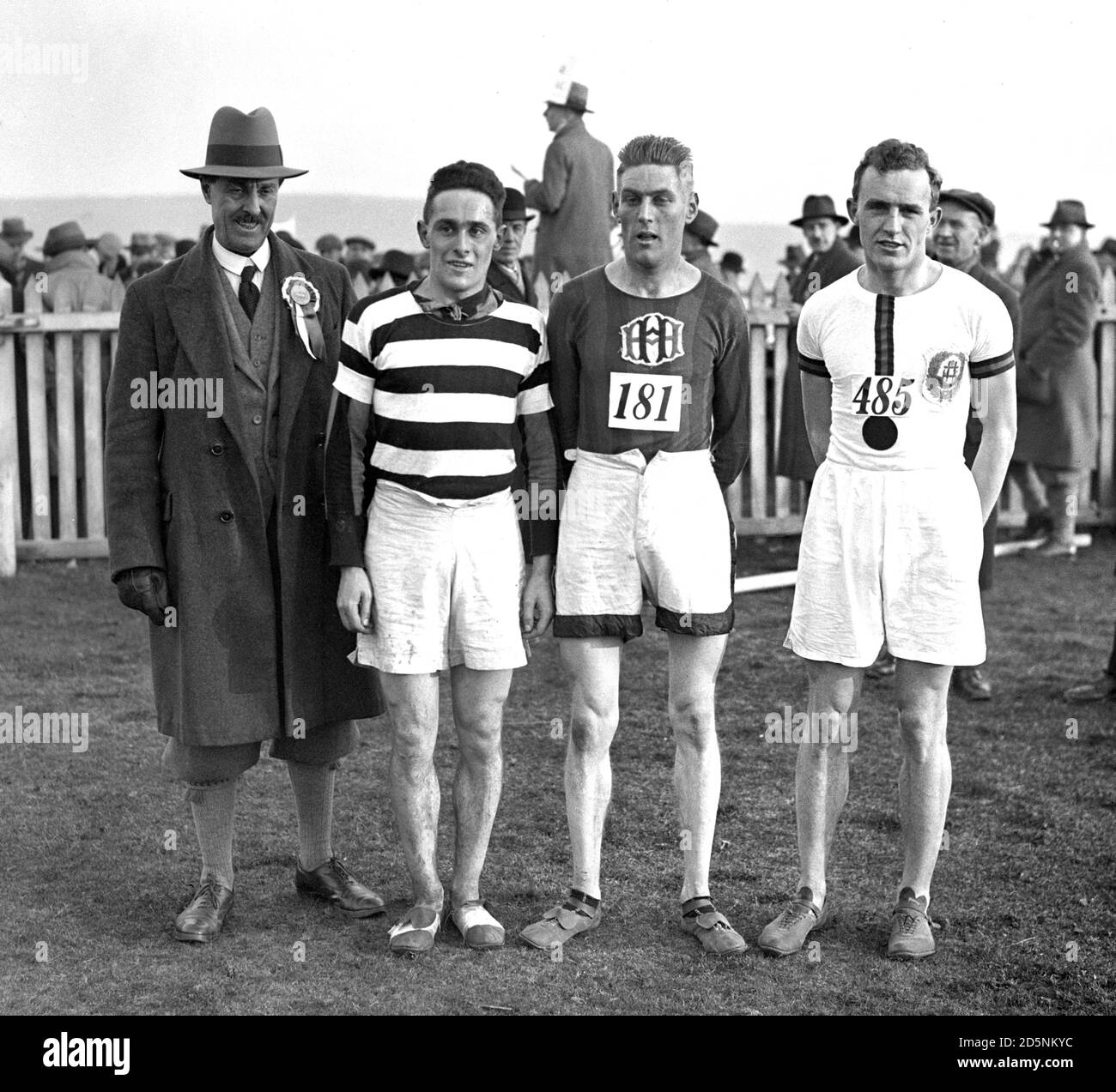 Les finalistes des première, deuxième et troisième places de la course de championnat de cross-country de Ten Mile des comtés du Sud, (L-R) S.A.Tomlin (vainqueur), de Highgate Harriers, J.A. Broadley (deuxième), de Hampstead Harriers, et B.C.V. Oddie (troisième), de South London Harriers. Banque D'Images
