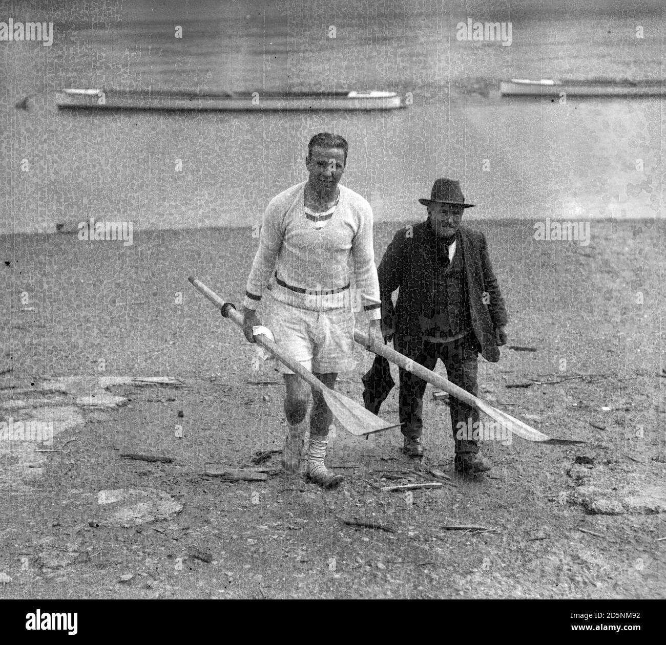 Ted Phelps (l), fils de 'Bossy' Phelps, a eu sa dernière séance d'entraînement sur la Tamise à Putney, où il doit rencontrer Bert Barry demain pour le titre de champion mondial de chabling. *plaque de verre fortement corrompue. Banque D'Images