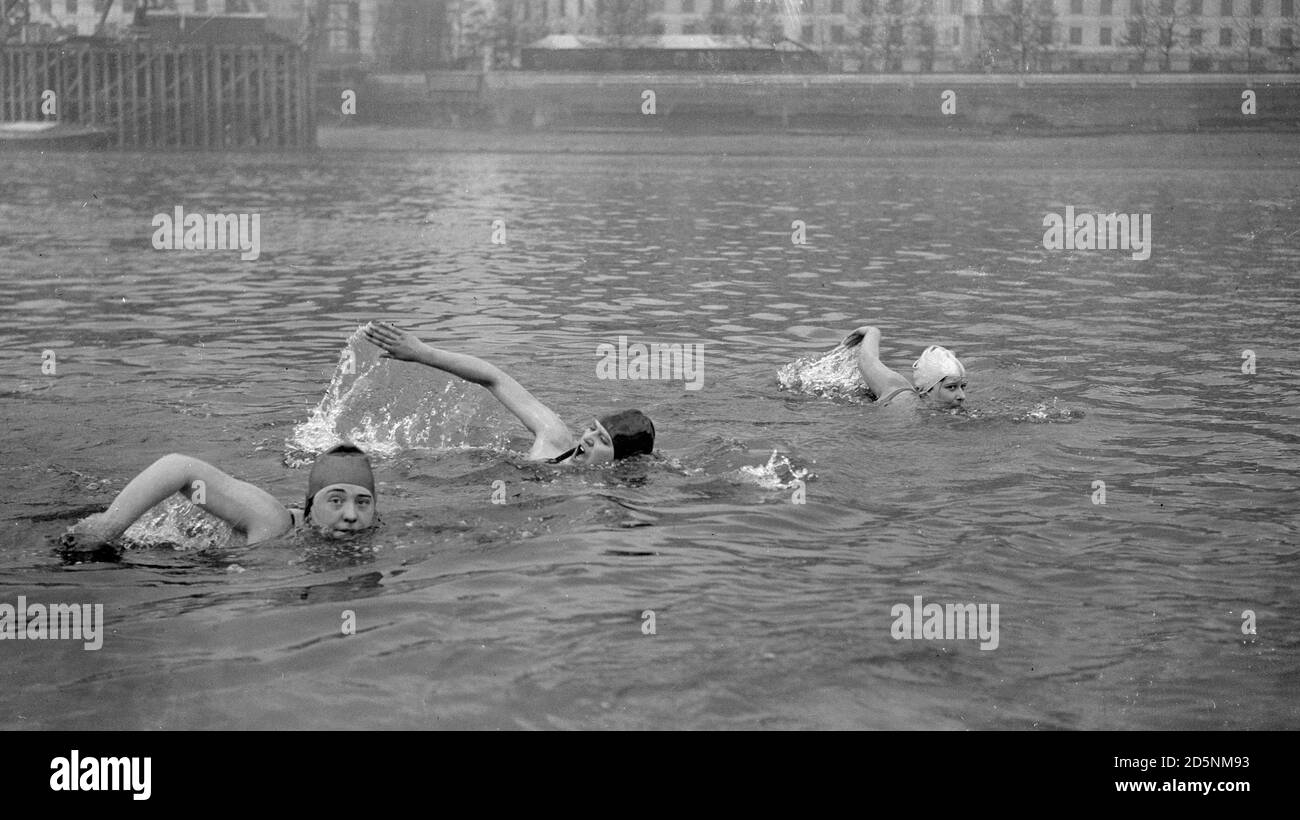 Mlle Connie Gilhead nageant avec des amis dans une course d'entraînement de quatre miles dans la Tamise. Né à Londres, le nageur d'endurance s'entraîne sur la Tamise pour se préparer à battre le record mondial de la natation longue distance. Banque D'Images