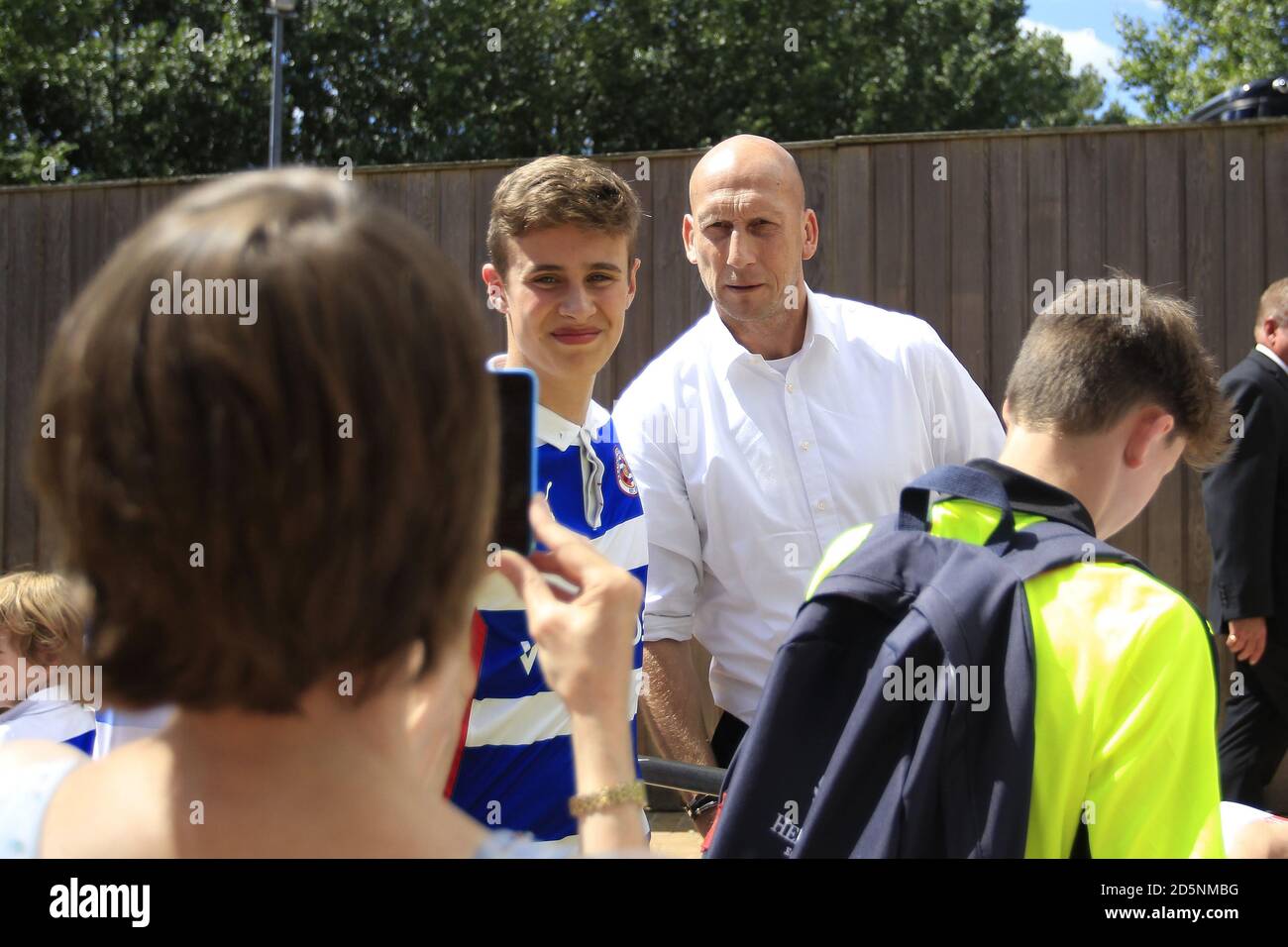 Jaap Stam, responsable de la lecture, pose avec des supporters avant le match Banque D'Images