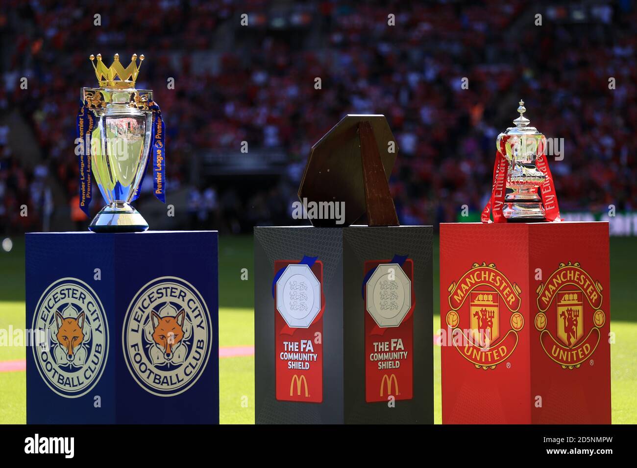 Vue générale du trophée Premier League, du Bouclier communautaire et du  trophée FA Cup Photo Stock - Alamy