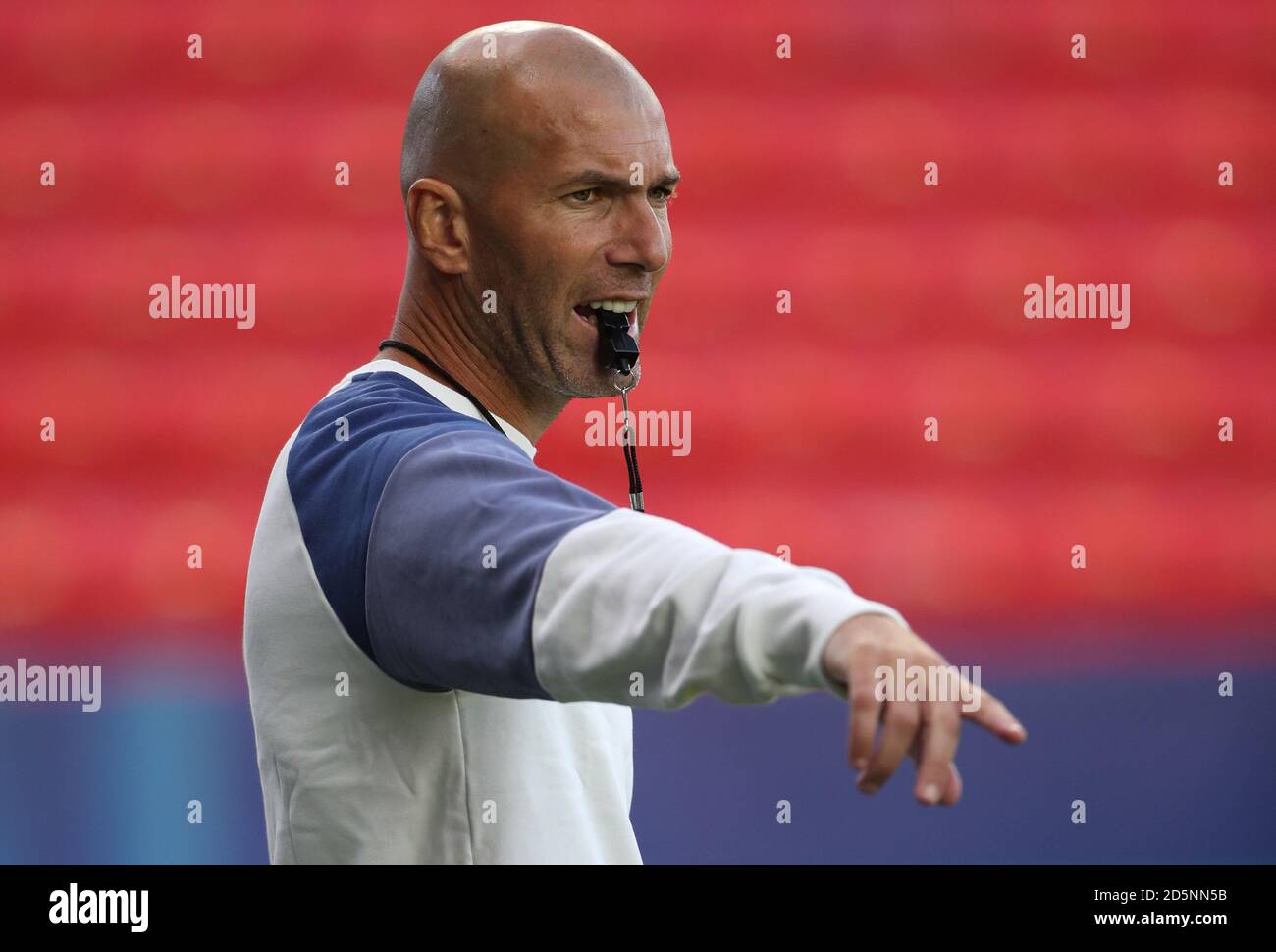 Real Madrid Head Coach Zinedine Zidane à Lerkendal Stadion in Trondheim lors de la session d'entraînement du Real Madrid avant de jouer à Séville Dans la Super coupe d'Europe de l'UEFA Banque D'Images