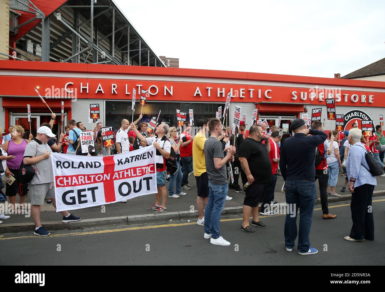 Les fans de Charlton Athletic protestent à l'extérieur du sol Banque D'Images