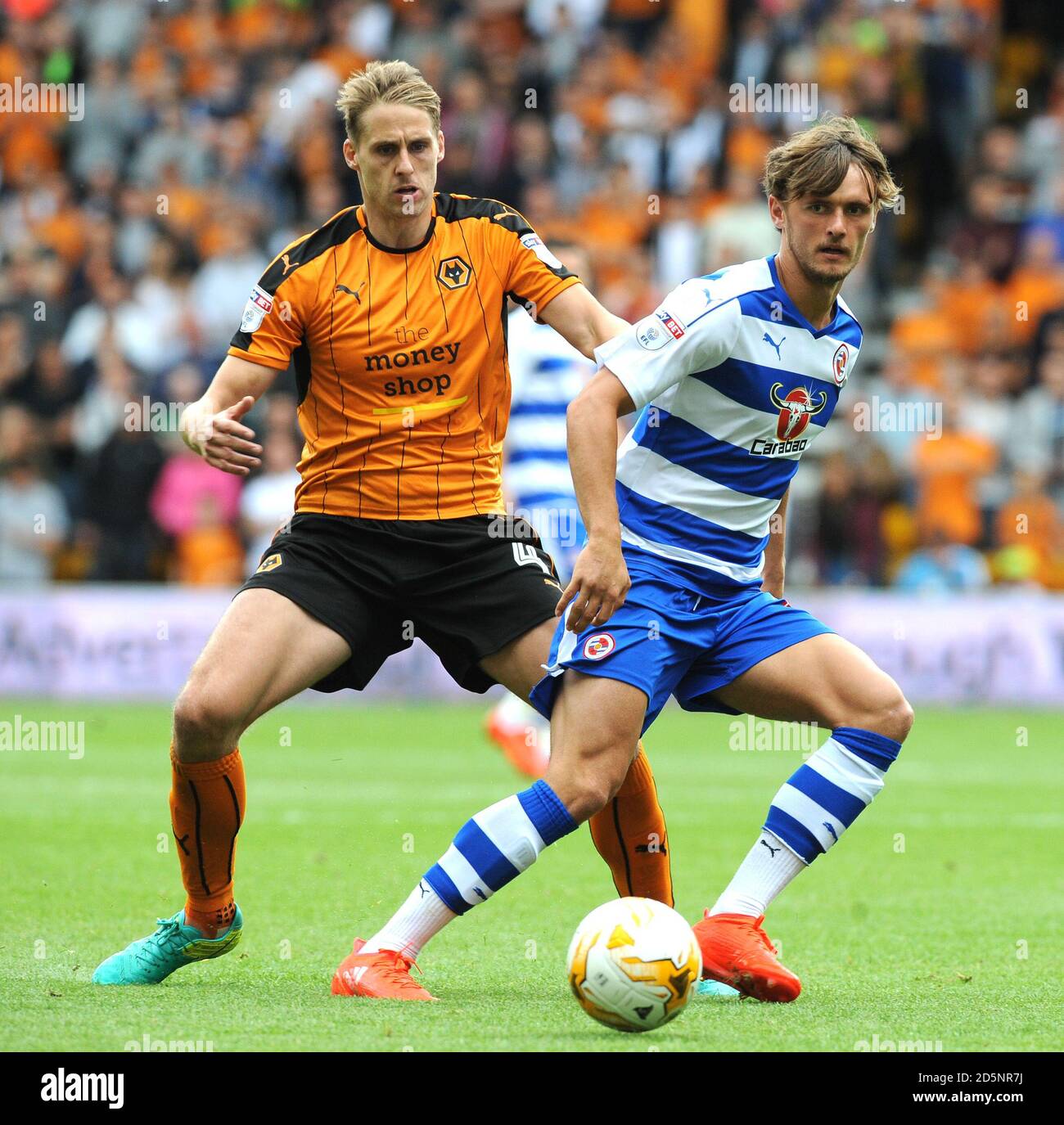 David Edwards de Wolverhampton (à gauche) et John Swift de Reading se battent pour le ballon. Banque D'Images