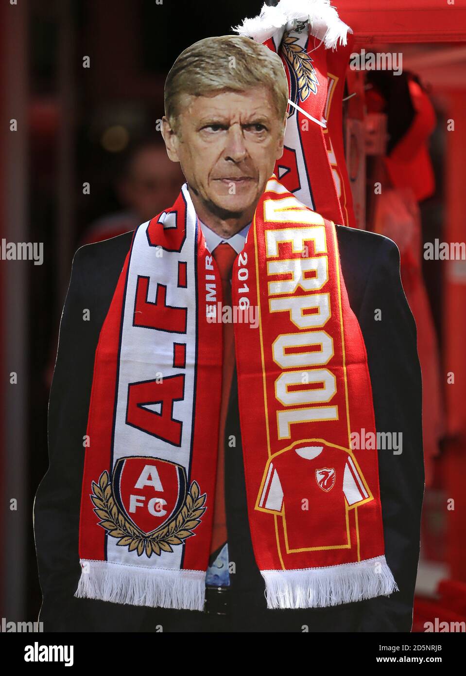 Une découpe de carton du gérant d'Arsenal Arsene Wenger portant une demi- écharpe avant le match contre Liverpool Photo Stock - Alamy
