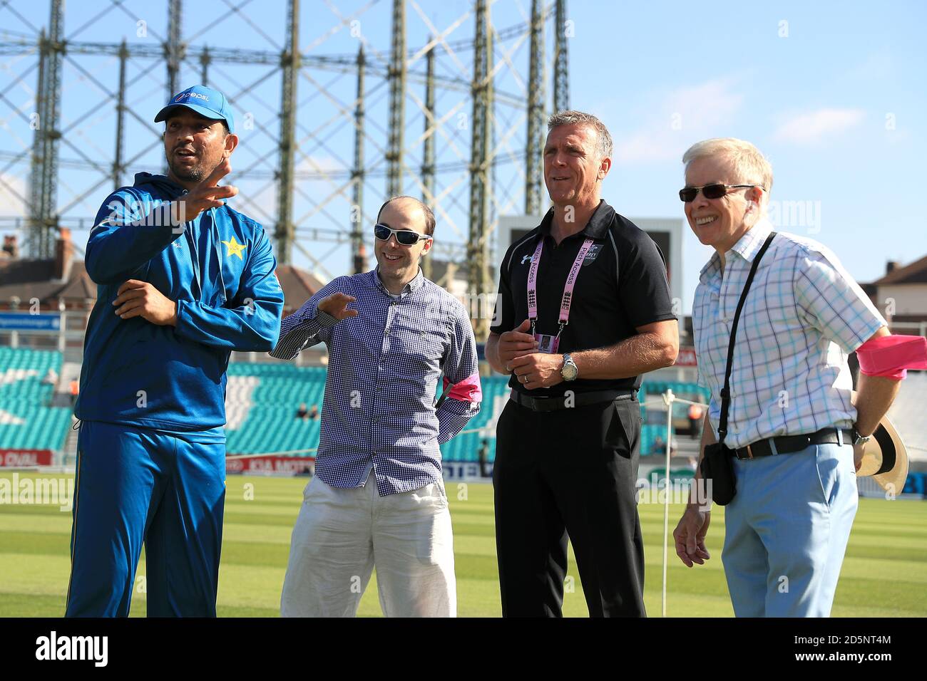 L'entraîneur de bowling du Pakistan Azhar Mahmood (à gauche) et le directeur de Surrey de Cricket Alec Stewart (deuxième à droite) avec les clients avant le match Banque D'Images