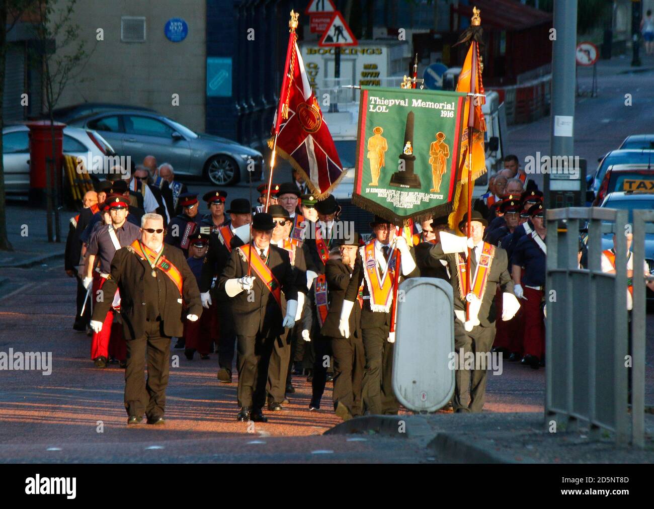 Oranierorden Marschsaison der protestantischen, hier durch ein katholisches Viertel von Belfast, Nordirland/ saison marche de l'ordre d'Orange (Loya Banque D'Images