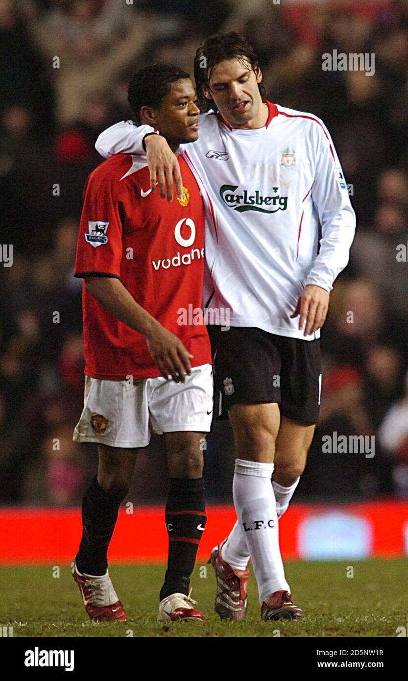 Patrice Evra de Manchester United et Fernando Morientes de Liverpool Banque D'Images