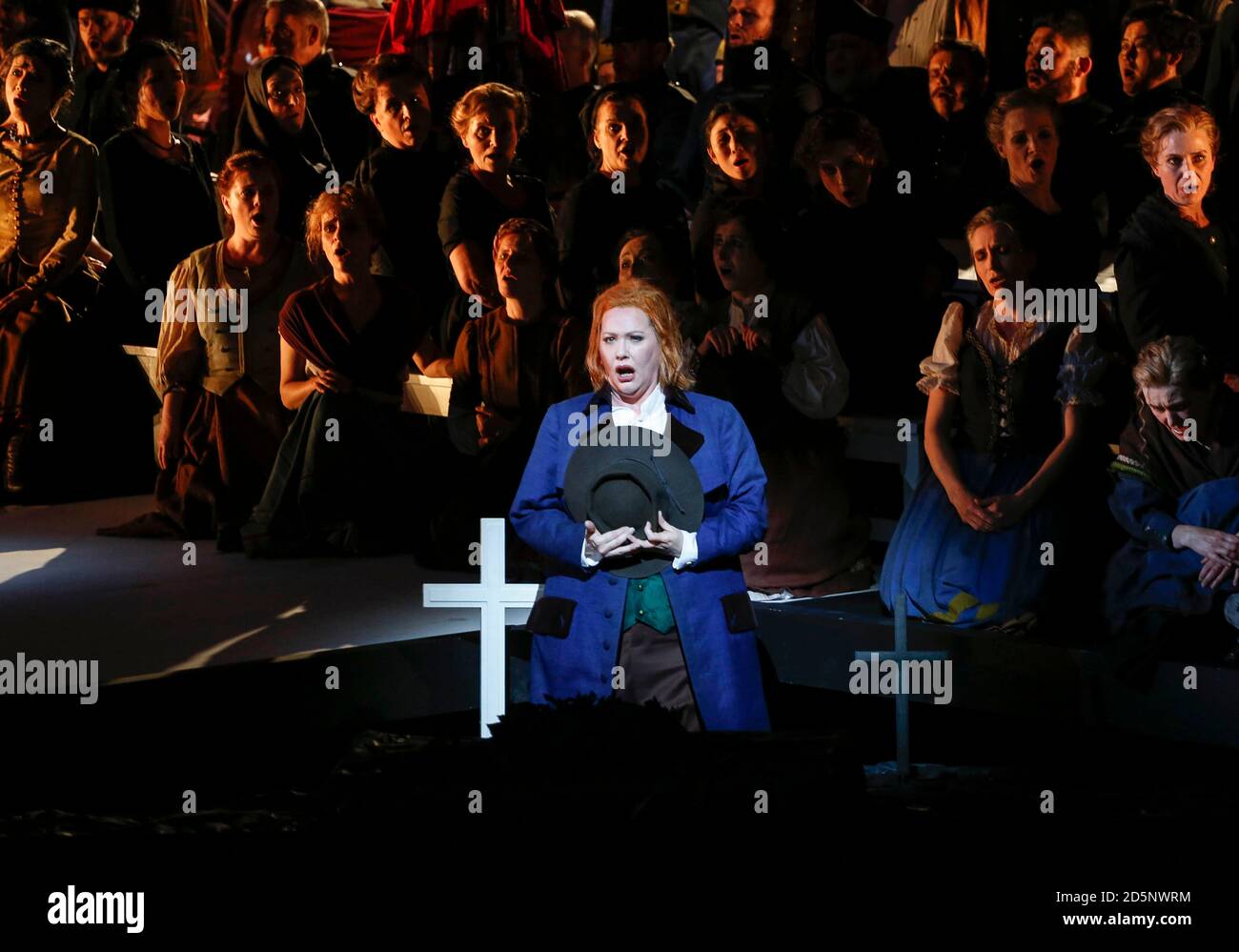 Emily Magee (unten) als Curra und Donna Leonora mit dem Staatsopernchor in Giuseppe Verdis 'la forza del destino', Semperoper Dresden, Musikalische le Banque D'Images