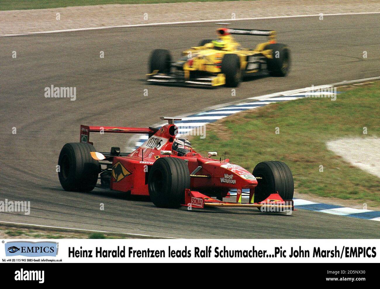 Heinz Harald Frentzen mène Ralf Schumacher autour de la courbe Banque D'Images