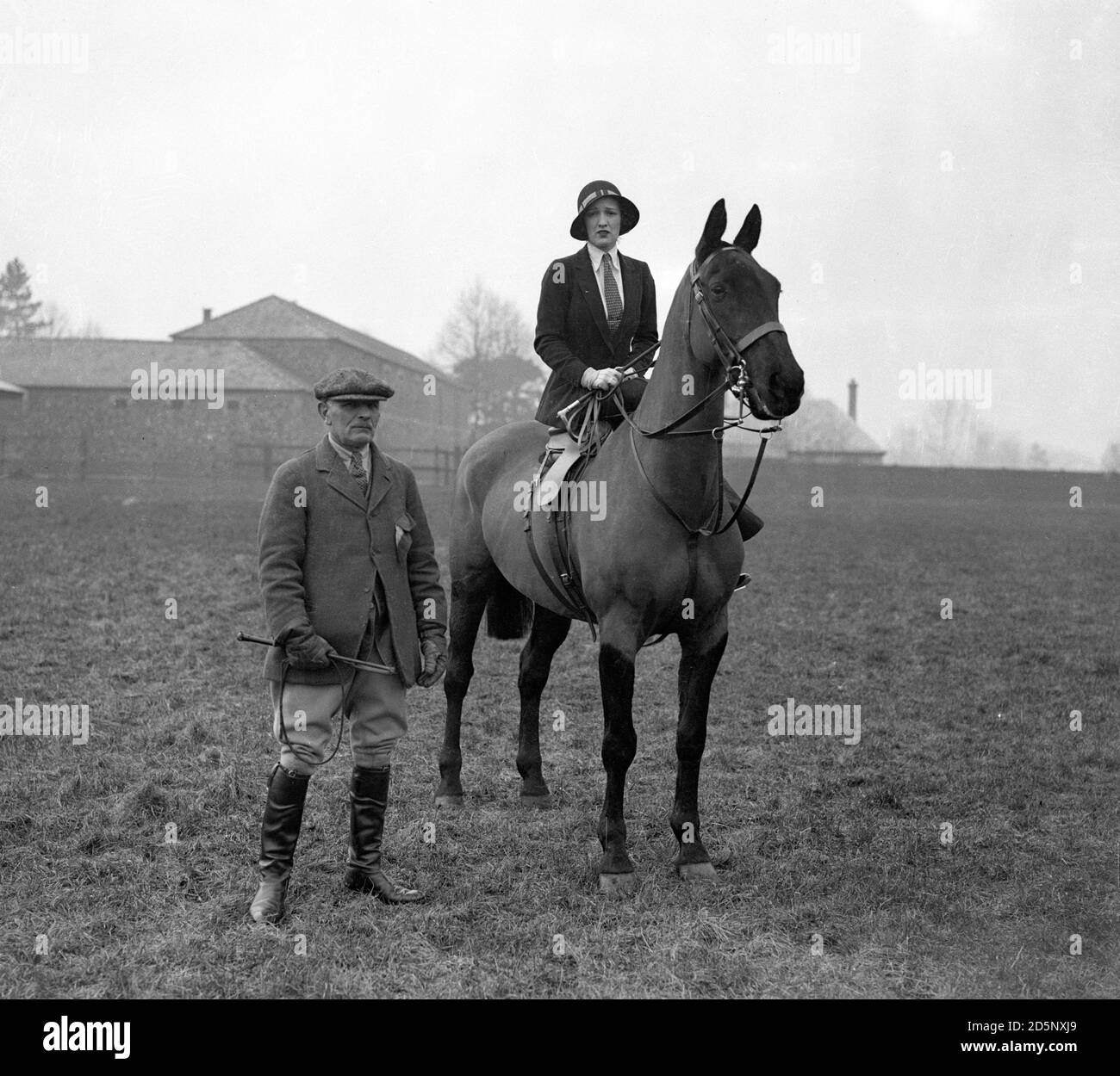 Mlle « Baby » Whitaker, avec son père capitaine P. Whitaker, à Newmarket pour une séance d'entraînement matinale pour la prochaine saison de course à plat. Banque D'Images