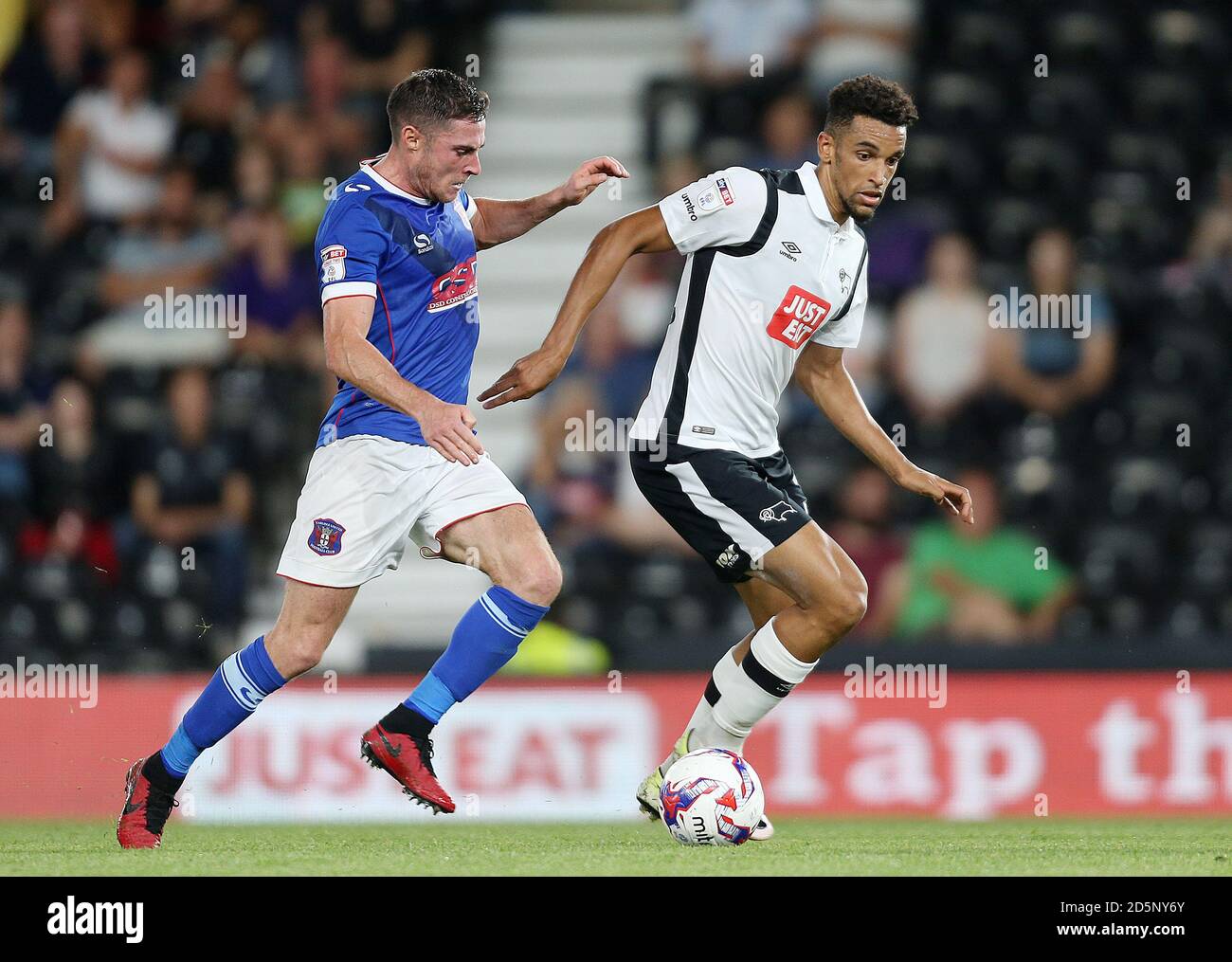 Nick Blackman du comté de Derby et Mike Jones de Carlisle United (à gauche) bataille pour le ballon Banque D'Images