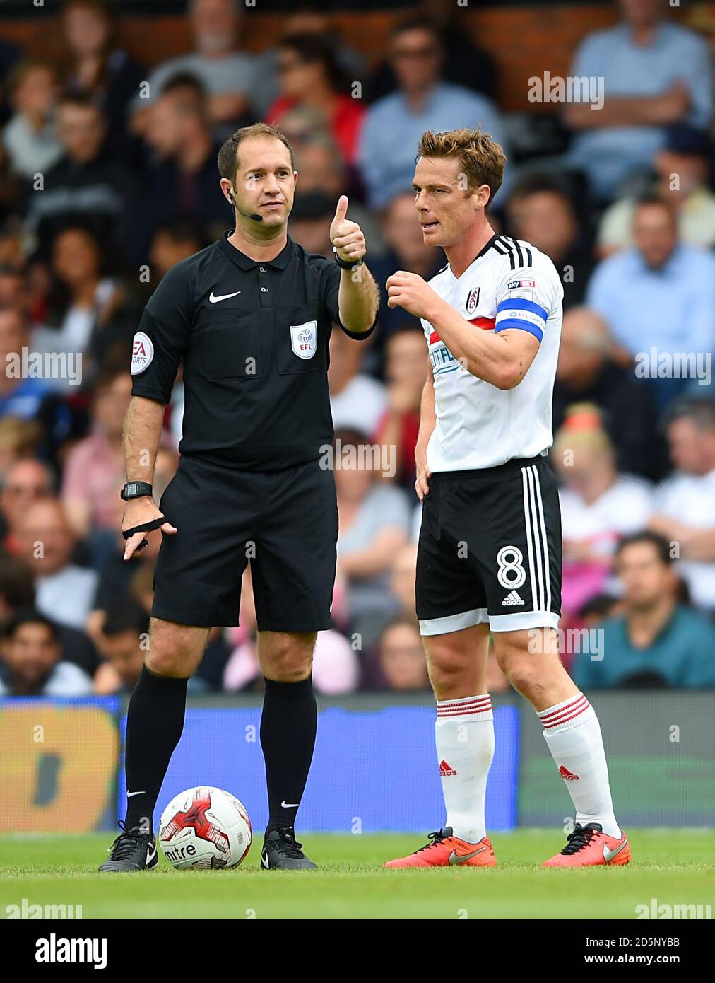 Scott Parker de Fulham parle avec l'arbitre Jeremy Simpson Banque D'Images