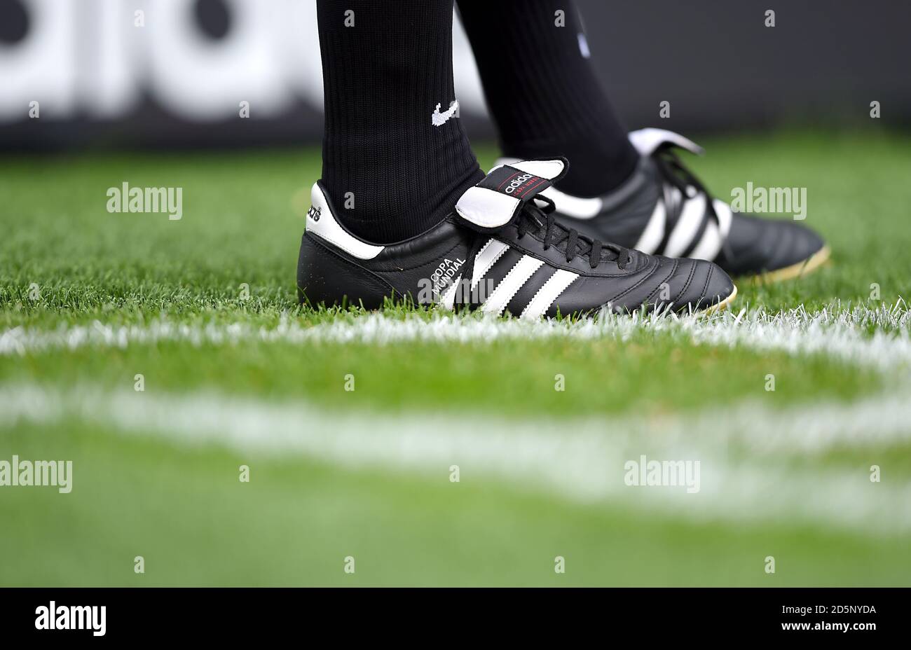 Détails des chaussures de football adidas de l'arbitre Jeremy Simpson Photo  Stock - Alamy