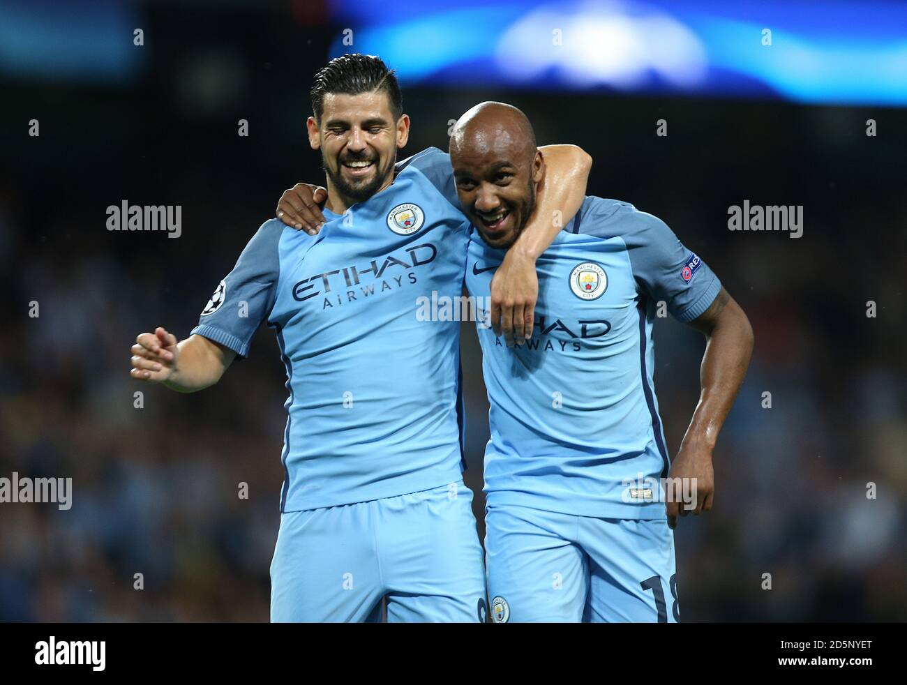 Fabien Delph (à droite) de Manchester City célèbre la première fois que son équipe a été mise à l'honneur but du jeu Banque D'Images