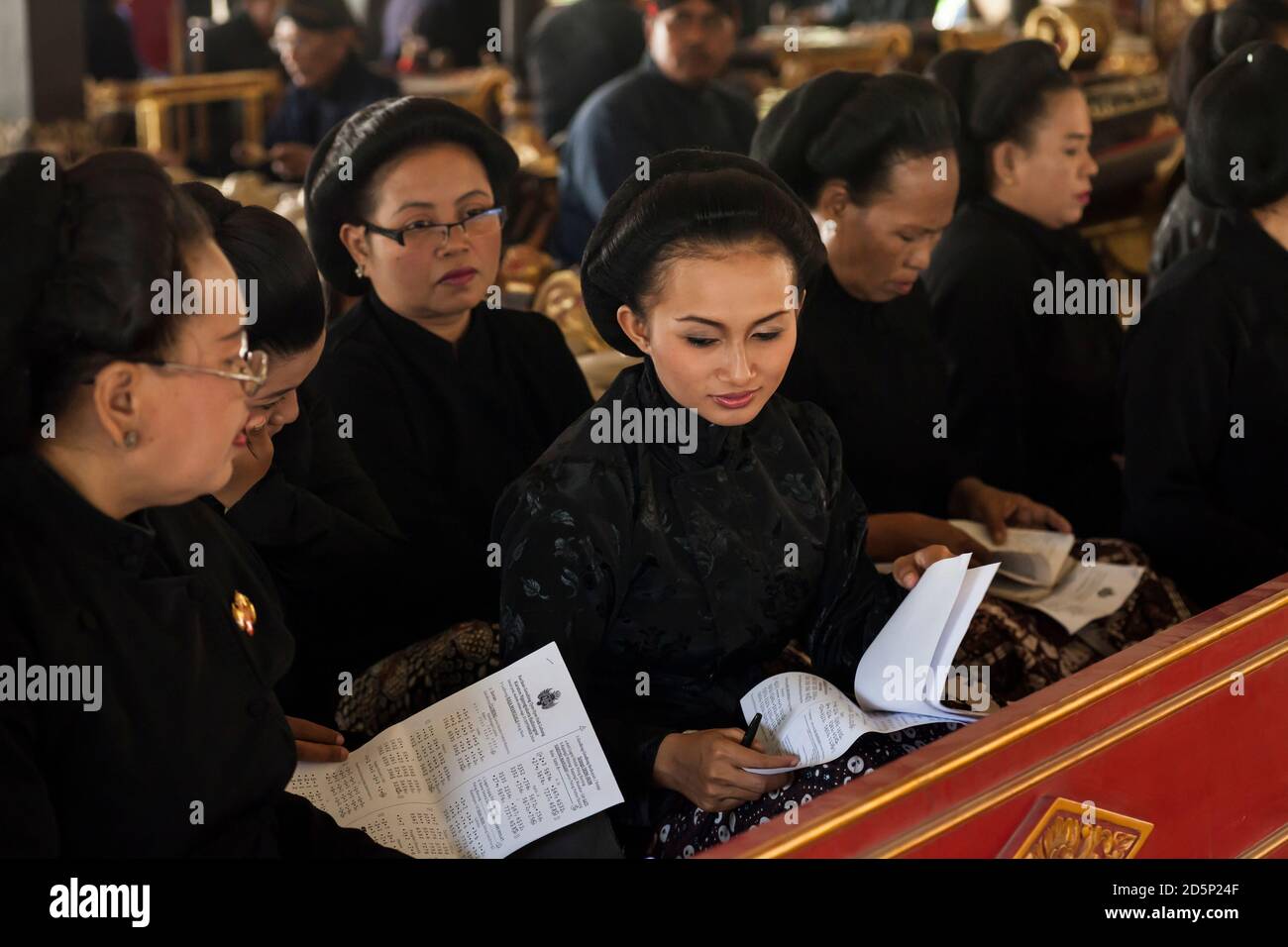 Prise de vue horizontale d'une chorale de femmes vêtues de noir traditionnel dans un concert de gamelan au Kraton (complexe du Sultan Palace), Yogyakarta, Java Banque D'Images