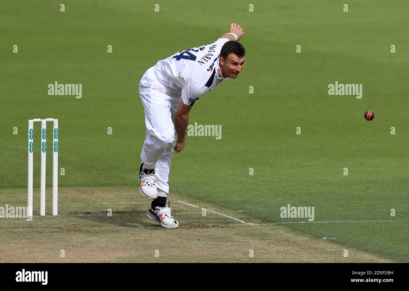 Ryan McLaren du Hampshire sur l'action de bowling Banque D'Images