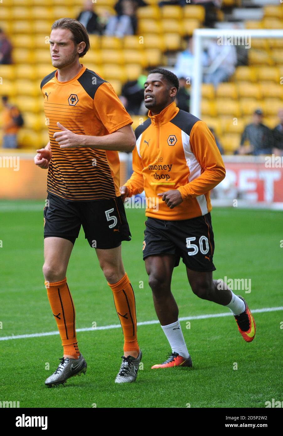 Richard Staarman (à gauche) de Wolverhampton et Ivan Cavaleiro (à gauche) de Wolverhampton Banque D'Images