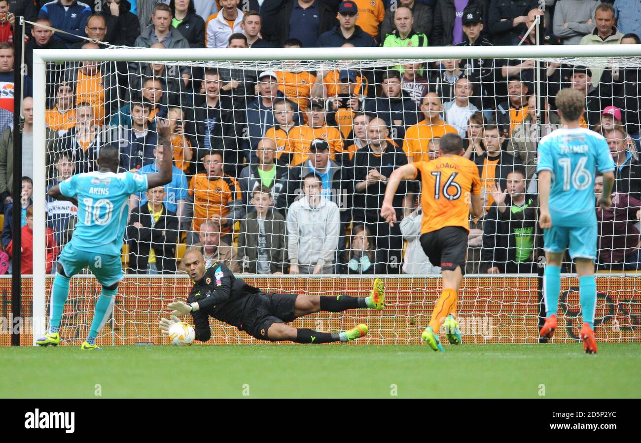 Le gardien de Wolverhampton Wanderers Carl Ikeme sauve une pénalité de et Burton Albion's Lucas Akins (à gauche) Banque D'Images