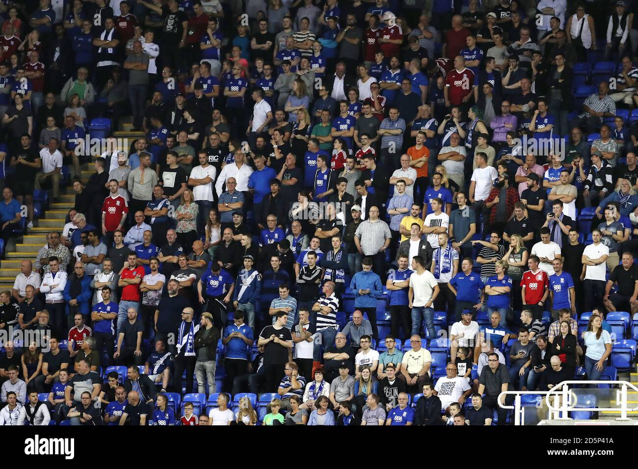 Les fans de Birmingham City dans les stands du Madejski Stadium Banque D'Images