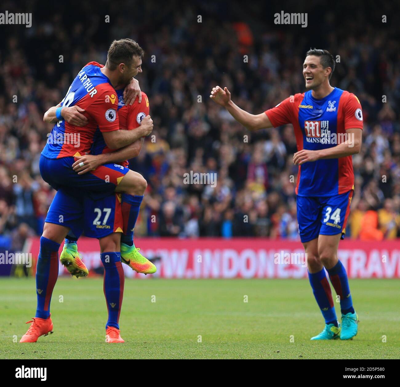 James McArthur (à gauche) du Crystal Palace célèbre le troisième but de son côté contre Stoke City avec Damien Delaney (caché) et Martin Kelly (à droite). Banque D'Images