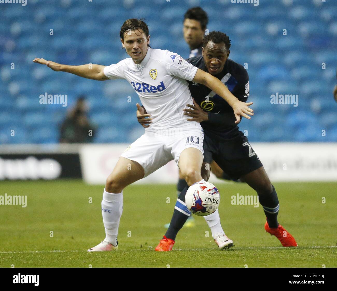 Marcus Antonsson de Leeds United (à gauche) et Ryan Nyambe (à droite) de Blackburn Rovers se battent pour le ballon lors du troisième tour de la Leeds United et de la Blackburn Rovers EFL Cup au stade Elland Road de Leeds. Banque D'Images