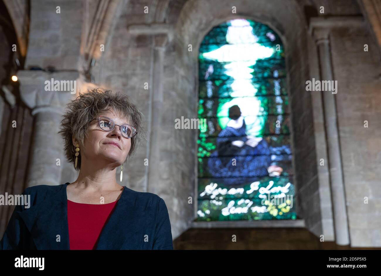 L'artiste Sophie Hacker se trouve devant la nouvelle fenêtre en vitrail de Florence Nightingale, connue sous le nom de « fenêtre d'appel », à l'abbaye de Romsey dans le Hampshire. La fenêtre, qui a été installée pour marquer le bicentenaire de sa naissance, représente Florence assise sur un banc de pierre dans le parc de sa maison familiale, Embley Park, et montre le moment où elle a dit qu'elle a été appelée à Dieu à l'âge de 16 ans. Banque D'Images