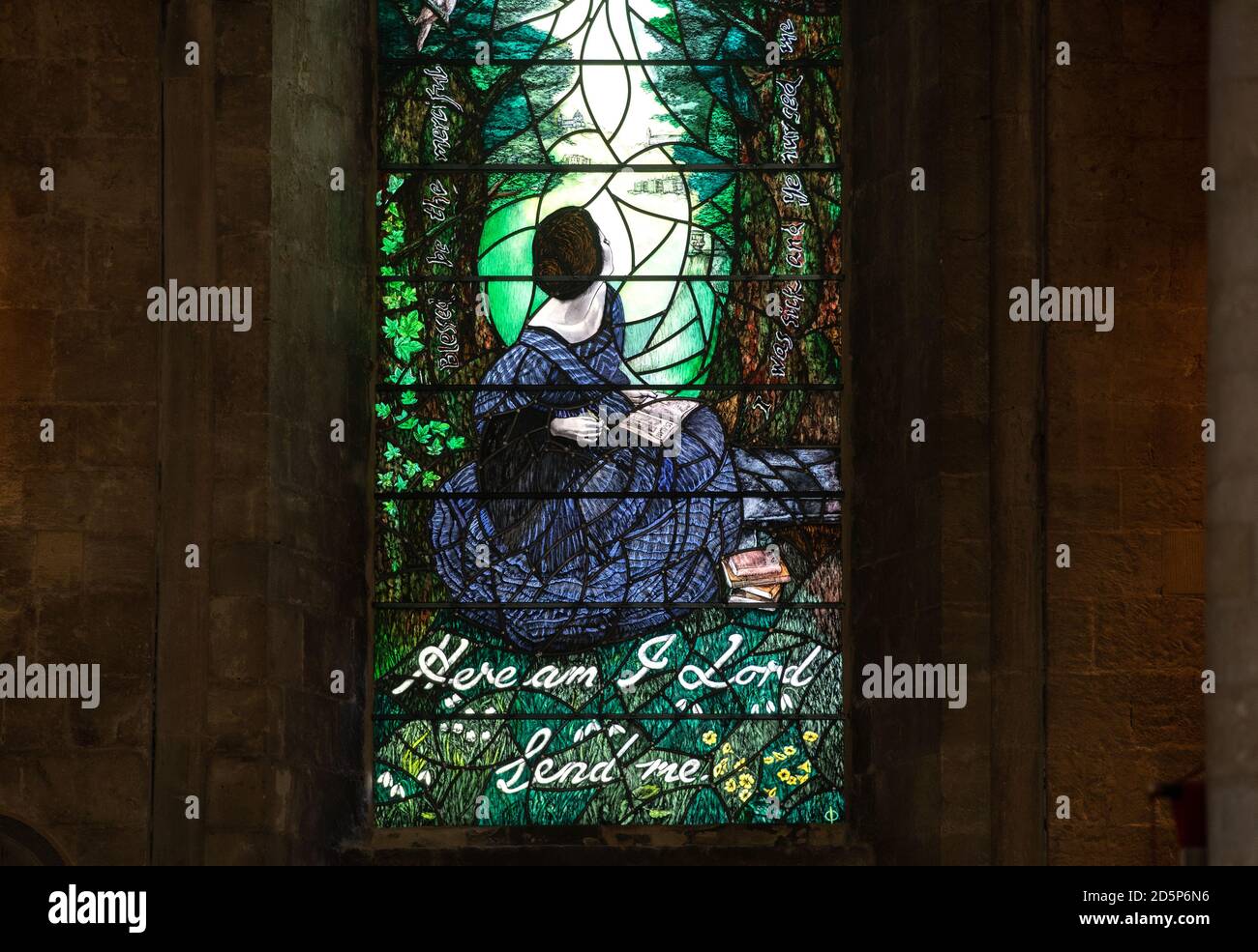 Une vue sur la nouvelle fenêtre en vitraux de Florence Nightingale, connue sous le nom de « fenêtre d'appel », à l'abbaye de Romsey dans le Hampshire. La fenêtre, qui a été conçue et créée par l'artiste Sophie Hacker, a été installée pour marquer le bicentenaire de sa naissance, représentant Florence assis sur un banc de pierre dans le parc de sa maison familiale, Embley Park, Et montre le moment où elle a dit qu'elle a été appelée à Dieu âgé de 16 ans. Banque D'Images