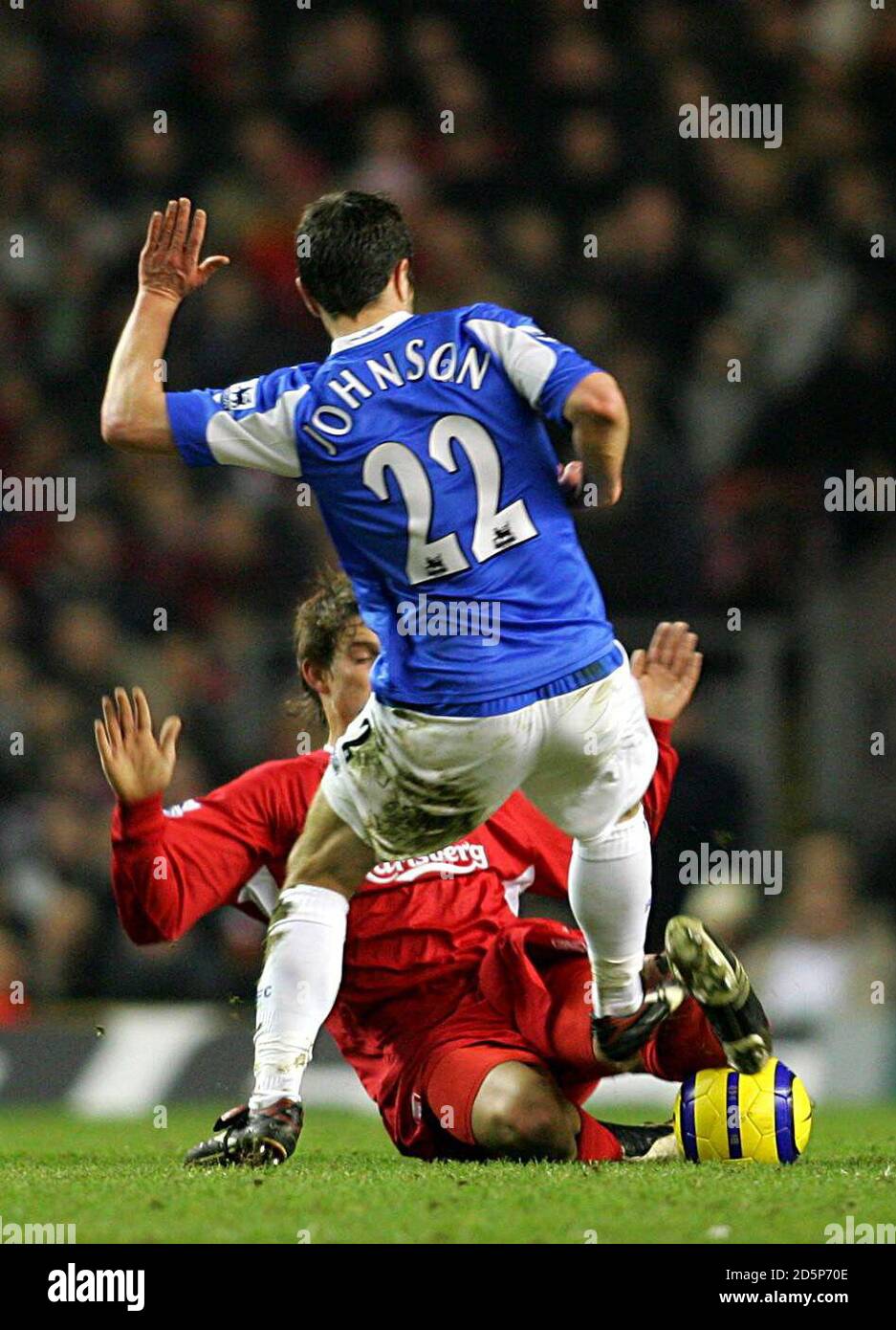 Damien Johnson de Birmingham City s'en prend à Daniel Agger de Liverpool et à l'est envoyé pour le défi Banque D'Images