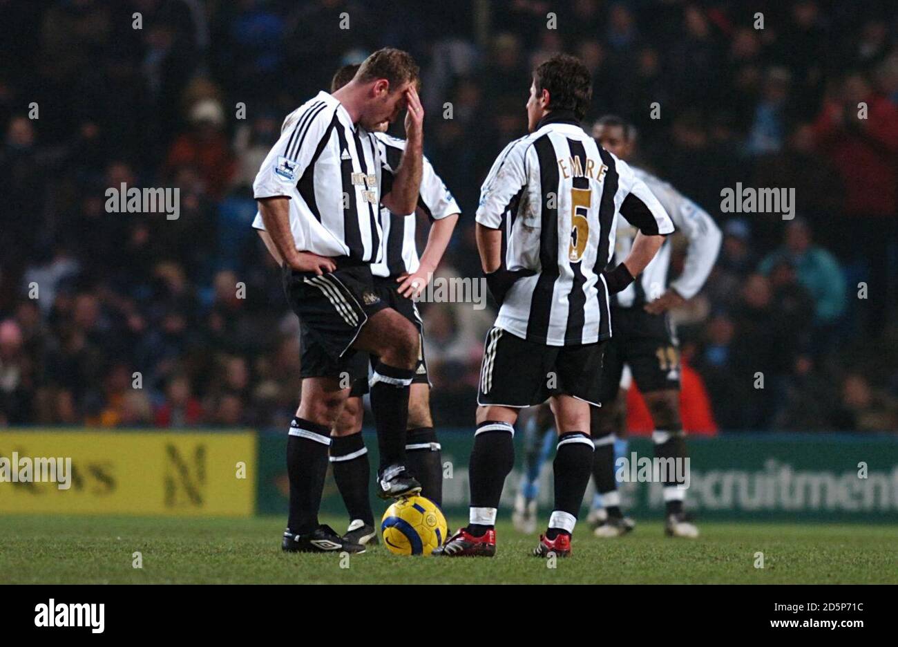 Alan Shearer de Newcastle United est abattu après Darius de Manchester City Vassell a marqué le troisième objectif Banque D'Images