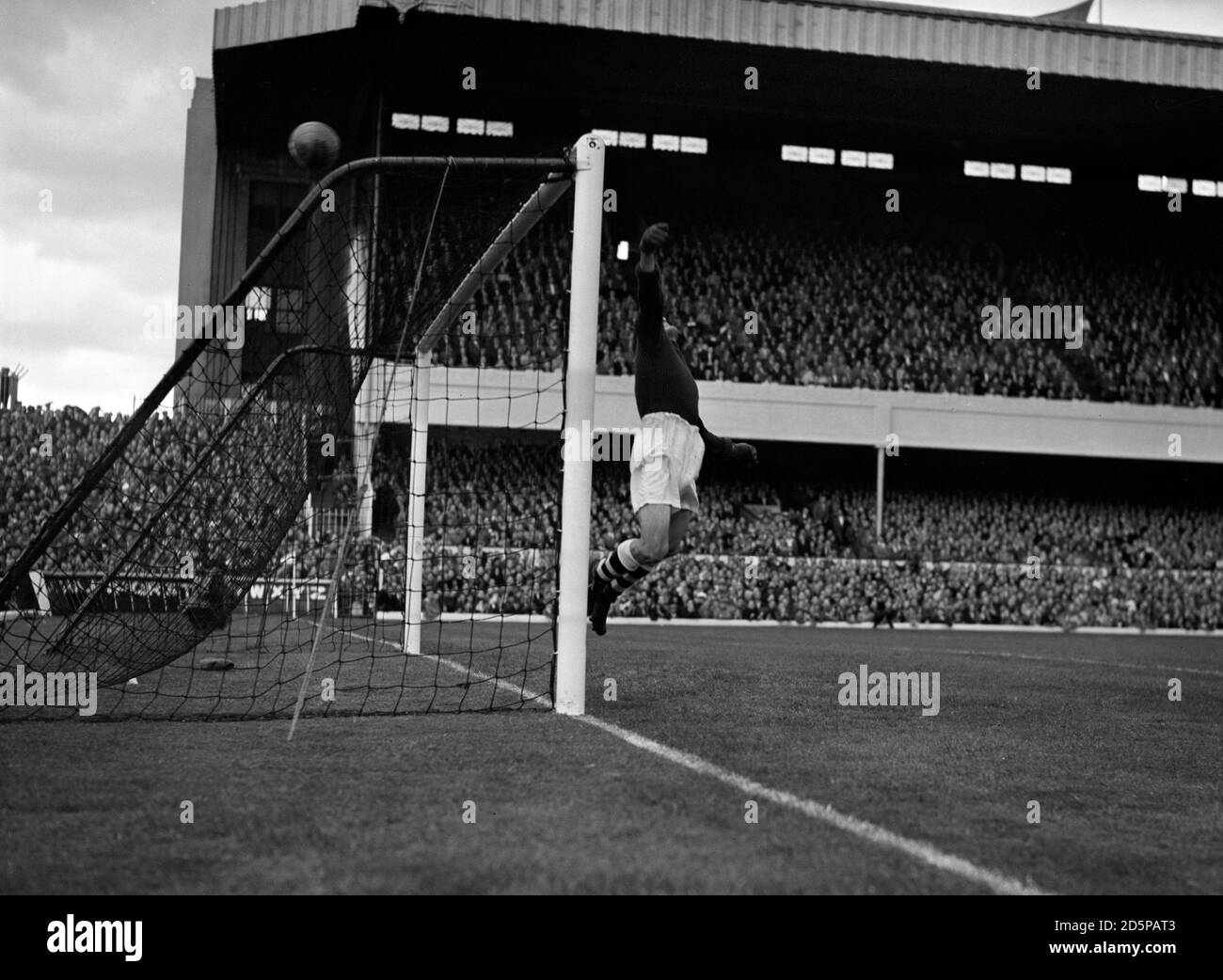 Ted Ditchburn, gardien de but de Tottenham Hotspur, sauve le ballon après une attaque par Arsenal pendant le match de la première division à Highbury. Ce jeu a été la première fois que les deux équipes se rencontraient dans la ligue depuis 15 ans, comme Spurs a gagné la promotion de la deuxième division la saison dernière. Banque D'Images