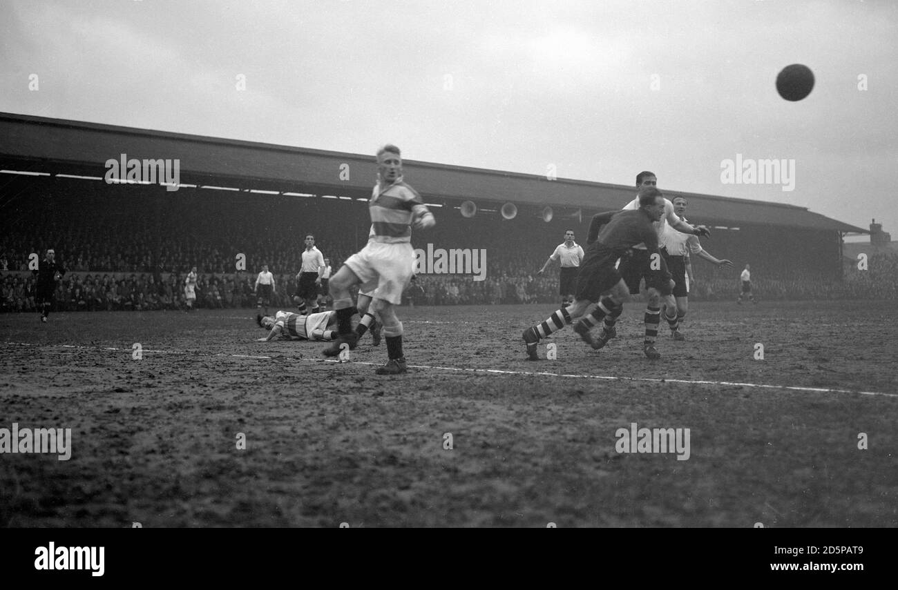 Action pendant le cinquième tour de la coupe FA cravate à Loftus Road. Banque D'Images