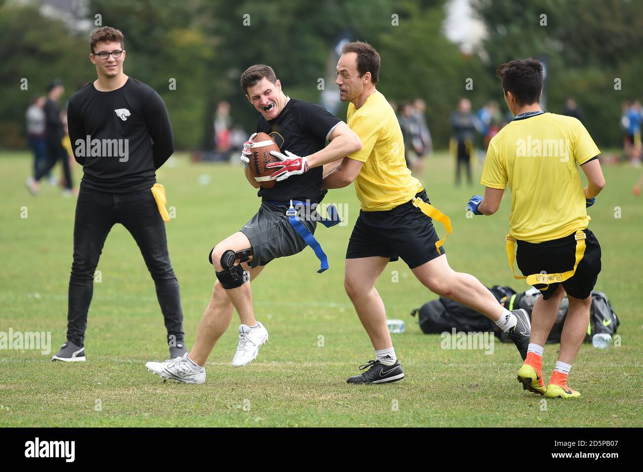 Les fans de la NFL participent à la Jaguars Se7ens Cup au Wimbledon Park, Londres. Banque D'Images