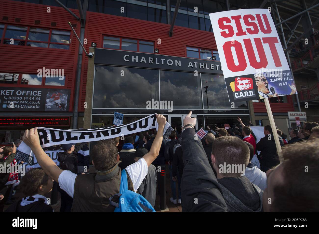 Les fans de Charlton Athletic et de Coventry City organisent une manifestation commune contre leurs propriétaires respectifs Banque D'Images