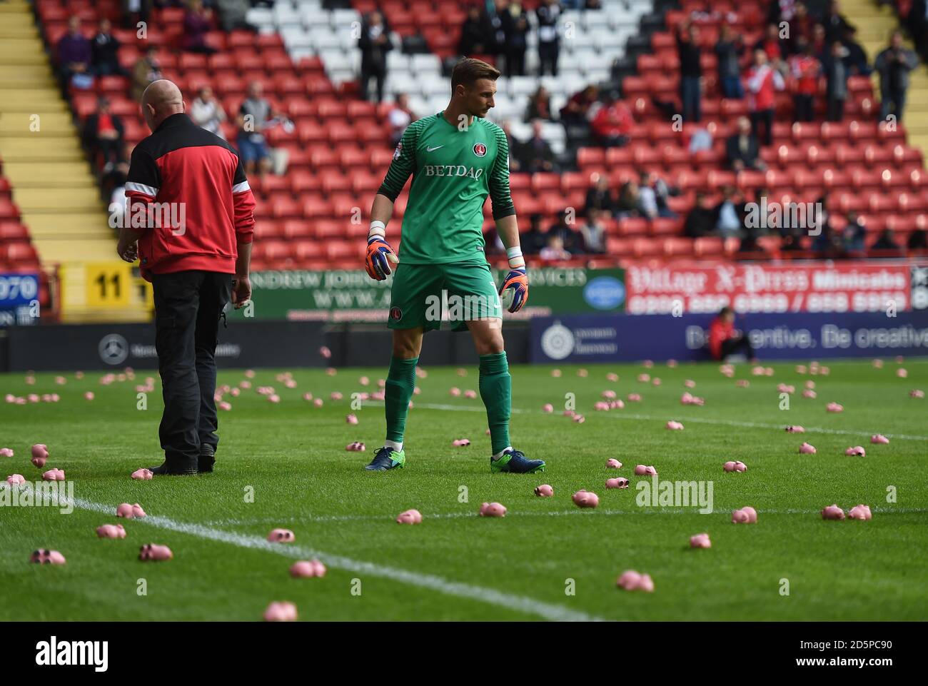 Le gardien de but de Charlton Athletic Declan Rudd attrape des cochons en peluche les stands des fans de la maison protestent au club propriétaire Banque D'Images