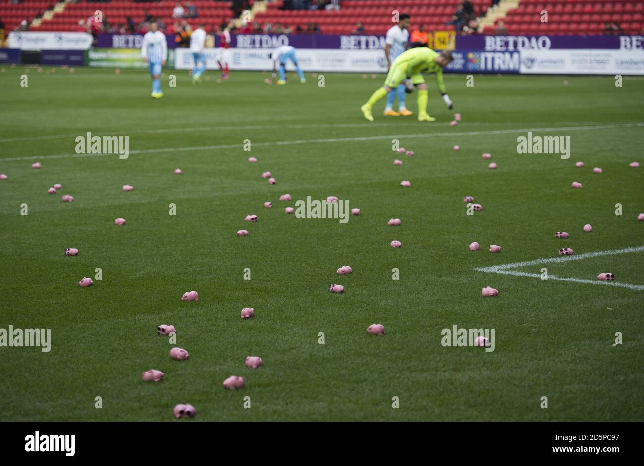 Les fans de Charlton Athletic et de Coventry City organisent une manifestation commune contre leurs propriétaires respectifs comme ils jettent des cochons d'argent en plastique sur le terrain de jeu Banque D'Images