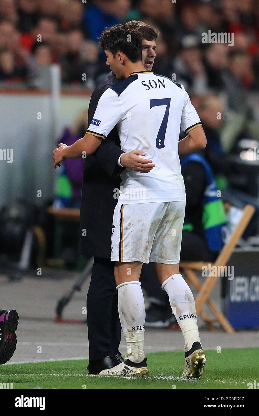 Tottenham Hotspur's son Heung-min (à droite) reçoit un pat on Le retour par le directeur de Tottenham Hotspur Mauricio Pochettino Banque D'Images