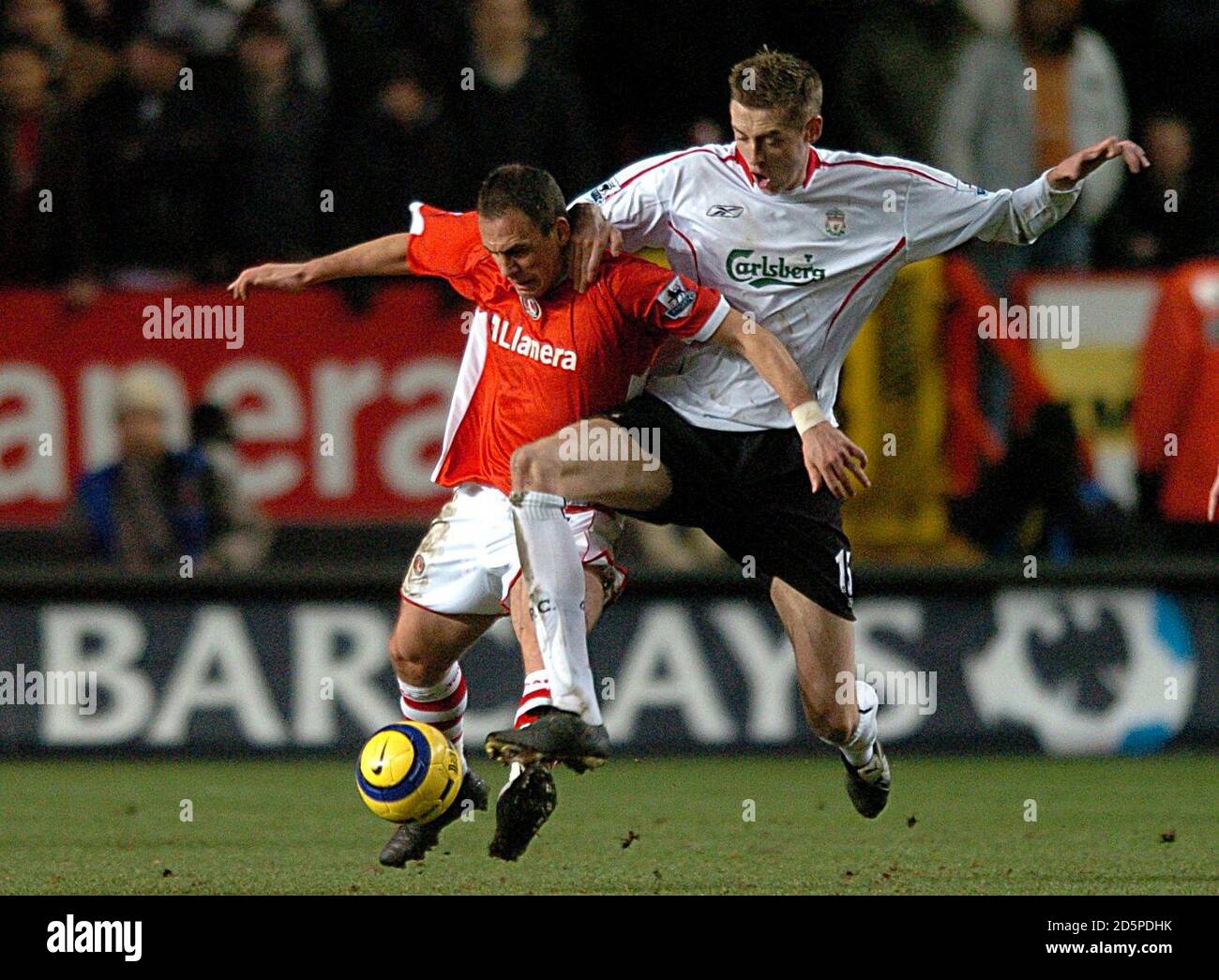 Radostin Kishev de Charlton Athletic et Peter Crouch de Liverpool Banque D'Images Radostin Kishev de Charlton Athletic et Peter Crouch de Liverpool Banque D'Images