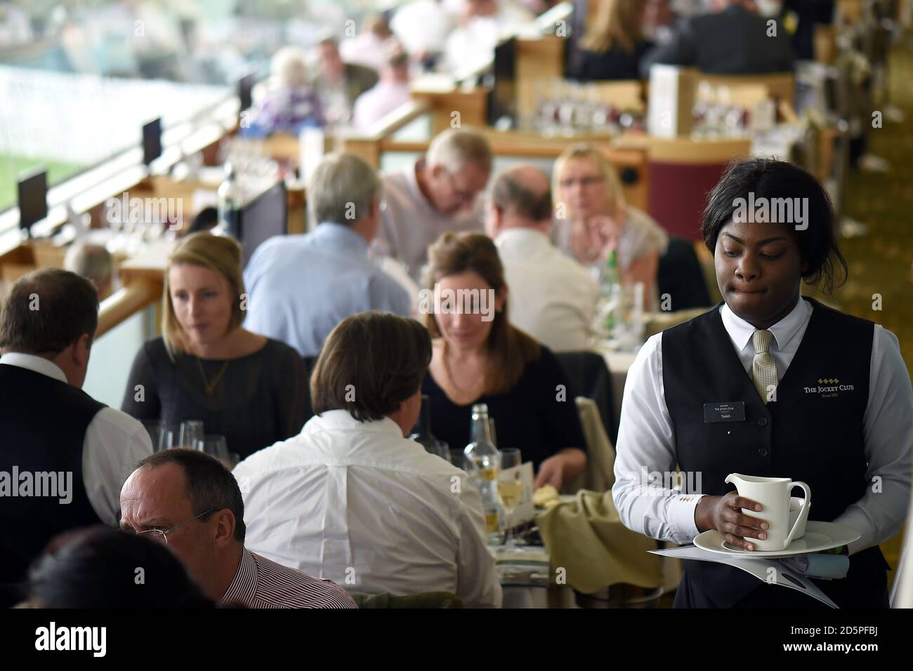 Une serveuse au restaurant panoramique de Cheltenham races Banque D'Images